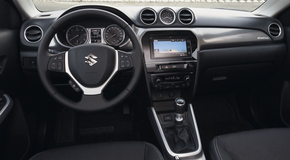На фото: интерьер нынешнего кроссовера Suzuki Vitara