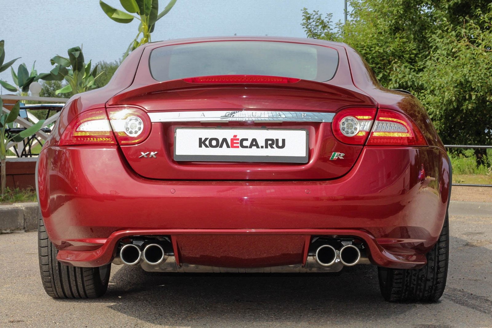 Jaguar XKR красный сзади (5)