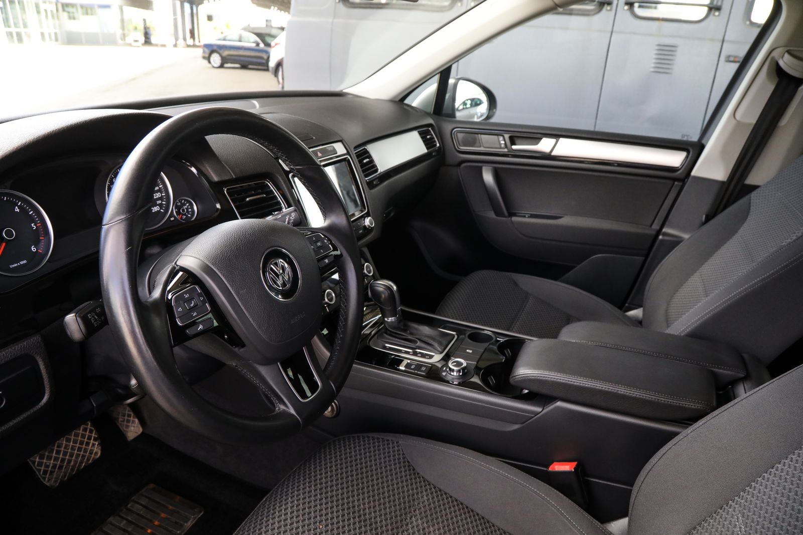 Volkswagen Touareg II (7P) с пробегом: ещё живая пневма, «холодный» автомат и крепкие V6