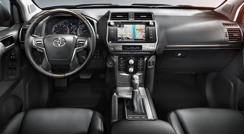 Toyota_LandCruiser_Interior_01