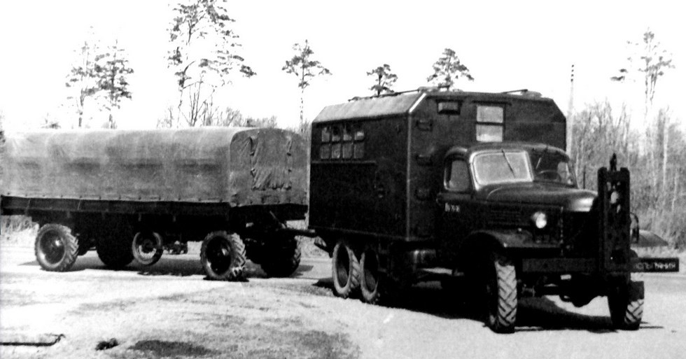 Автомобиль ЗИС-151 с генератором и прицеп с электроприводом колес (из архива НИИЦ АТ)