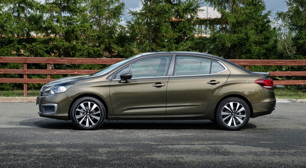 На фото: стандартный Citroen C4