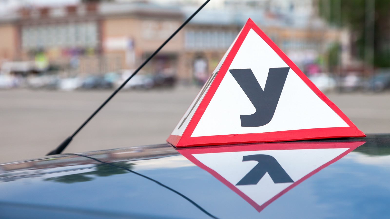 Sign of a Russian Driving School on top of the vehicle