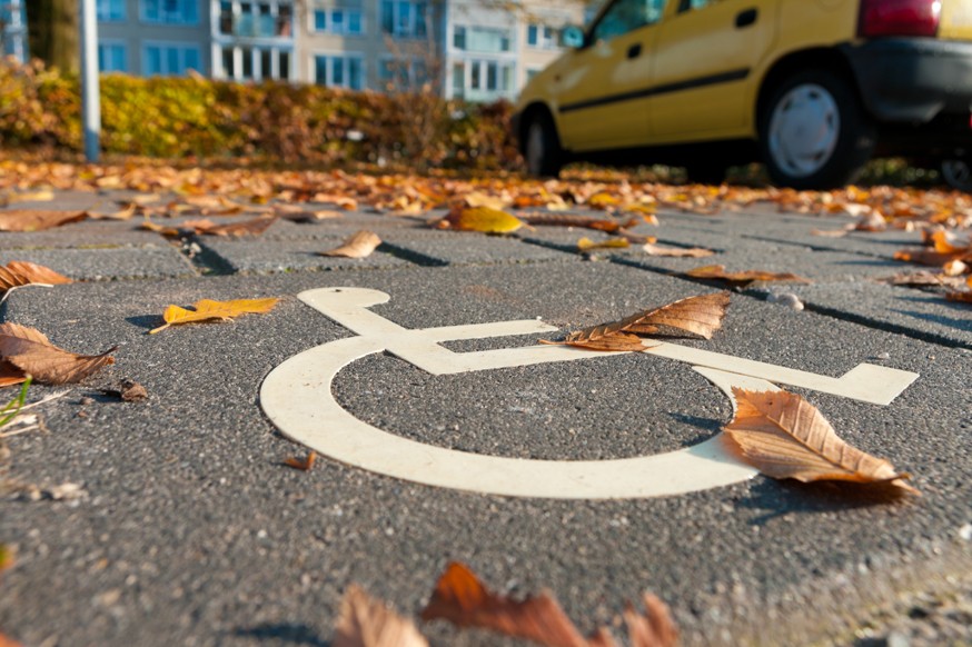Без льгот: законопроект о бесплатных местах для инвалидов на платных стоянках отклонён