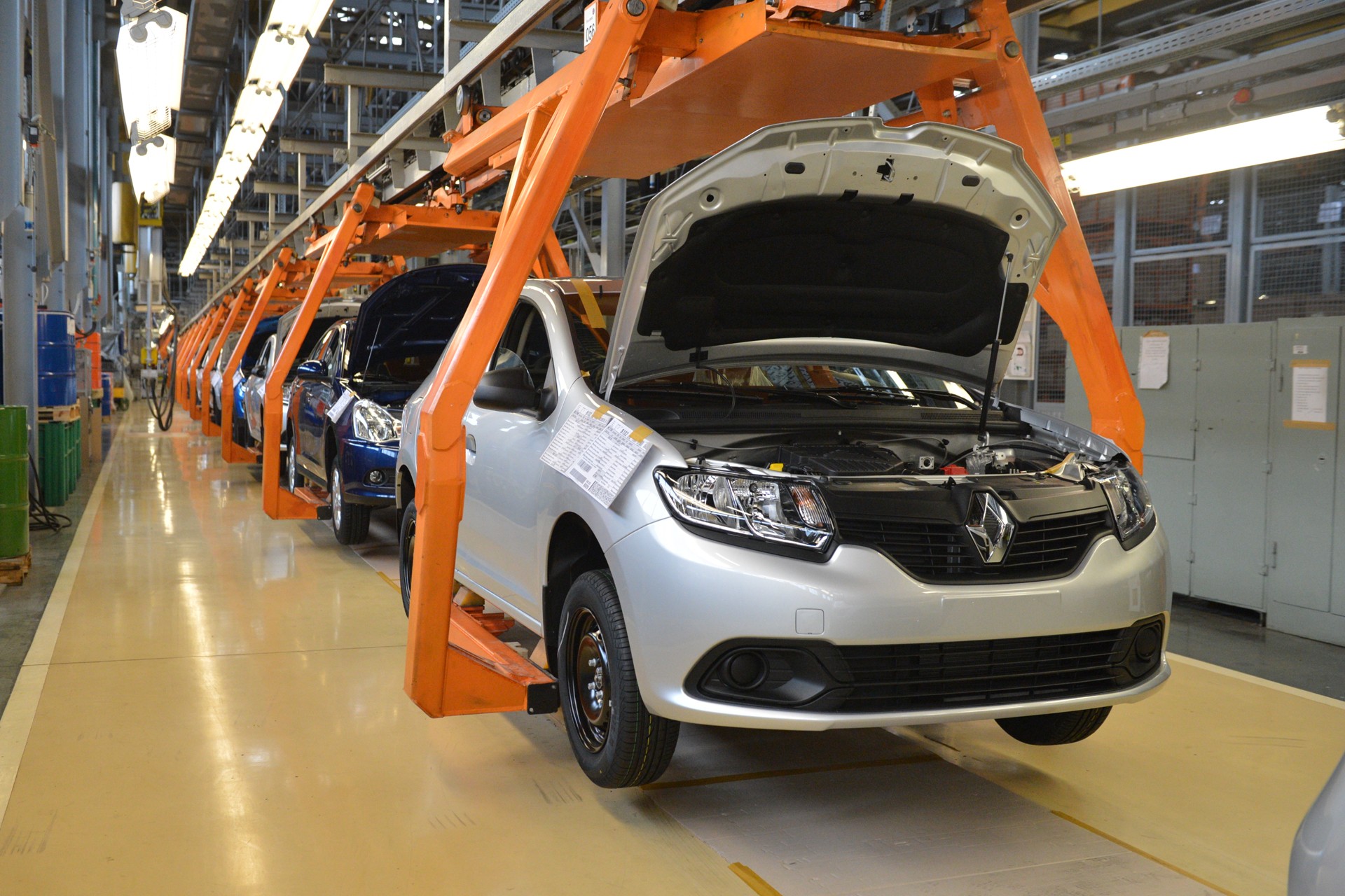 Какие машины сейчас производят в россии. Renault Nissan АВТОВАЗ конвейер. Рено Логан АВТОВАЗ. Логан 2 на конвейере.