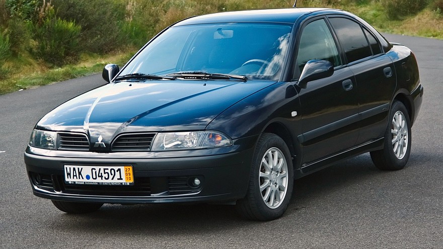 На фото: Mitsubishi Carisma '1999–2004
