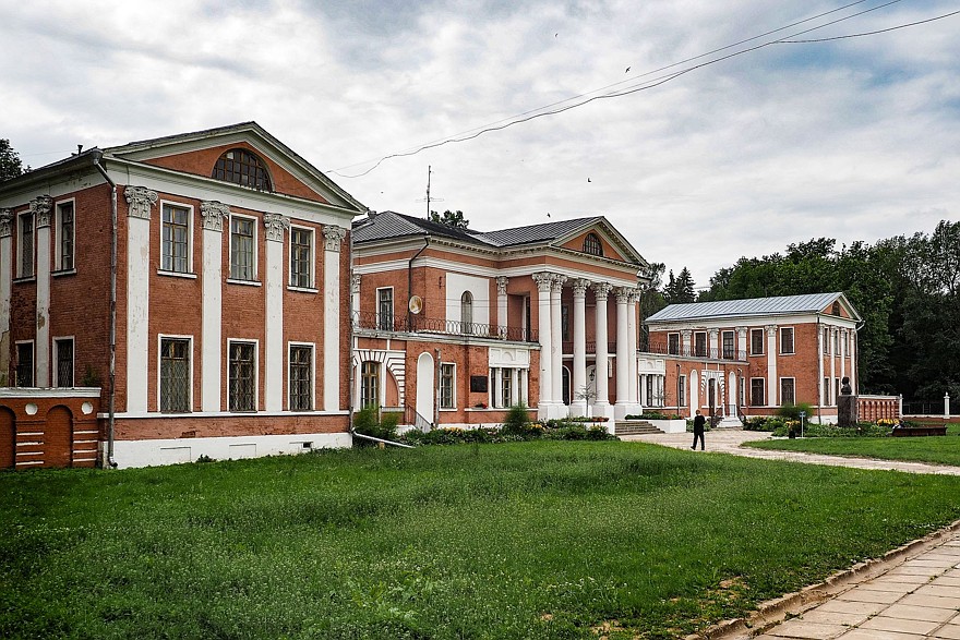 По Волоколамскому шоссе: первая ГЭС, две усадьбы и «штурмгешутц»