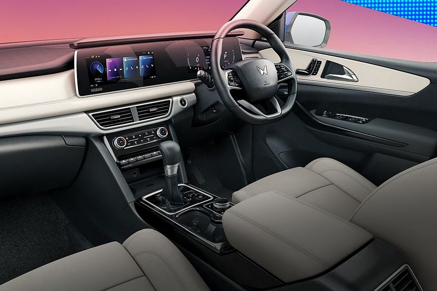 Индийский кроссовер Mahindra XUV700: рестайлинг и новое имя