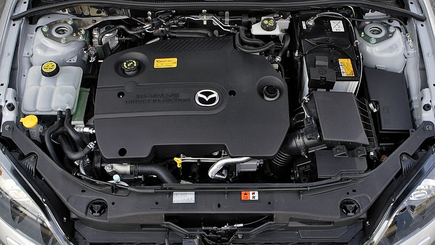 На фото: Под капотом Mazda3 Sedan (BK2) 2006–09