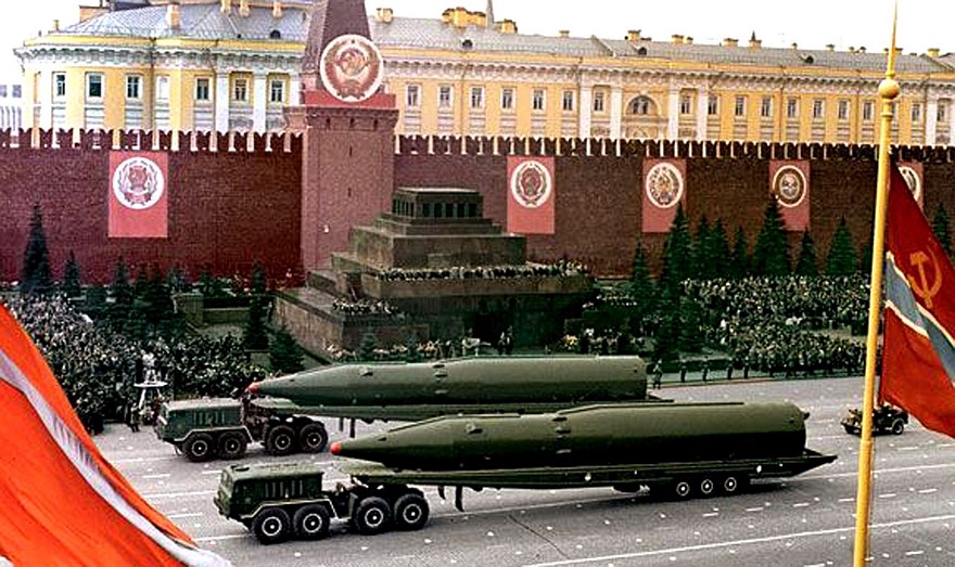 На Красной площади тягачи МАЗ-537 буксируют тележки с баллистическими ракетами Р-26
