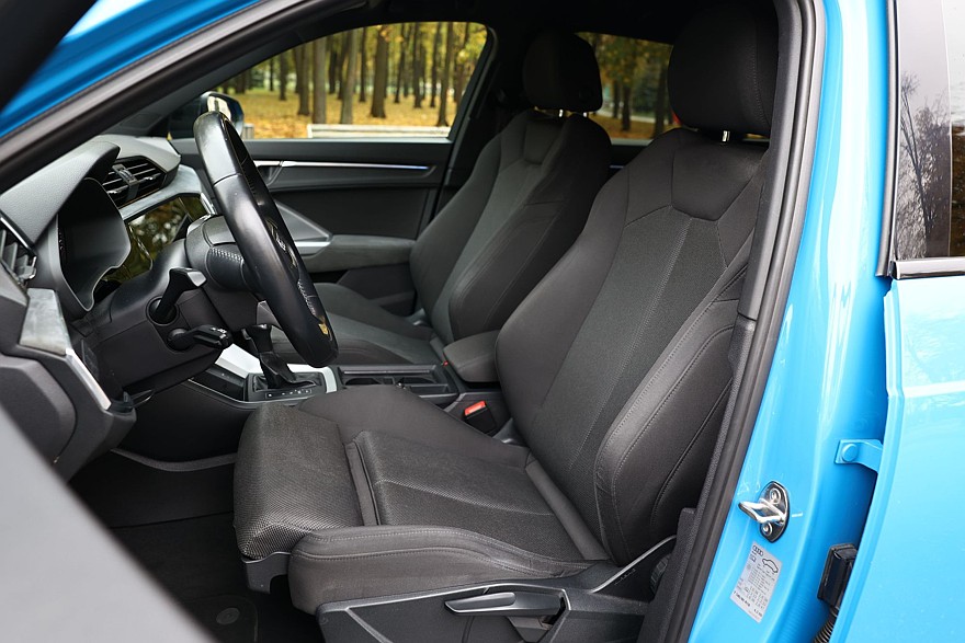 Красное знамя против четырёх колец: сравнительный тест Hongqi HS3 и Audi Q3