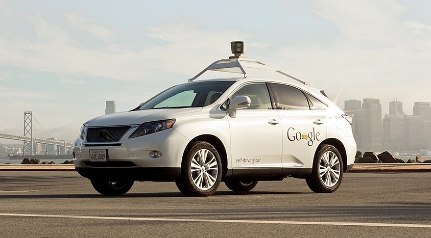 На фото: автономно движущийся автомобиль компании Google