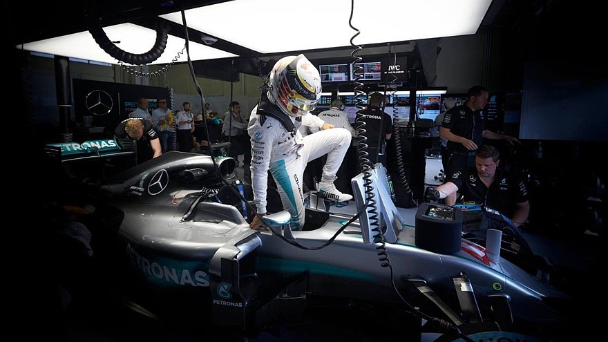 Оба пилота Mercedes в этом году ведут напряжённую борьбу за титул чемпиона