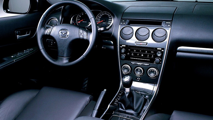На фото: Торпедо Mazda6 Sedan (GG) '2005–07