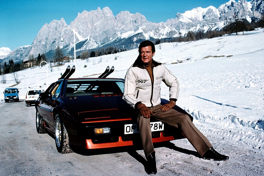 Lotus Turbo Esprit, Роджер Мур. Снимался в фильме «Только для Ваших глаз» (For Your Eyes Only), 1981