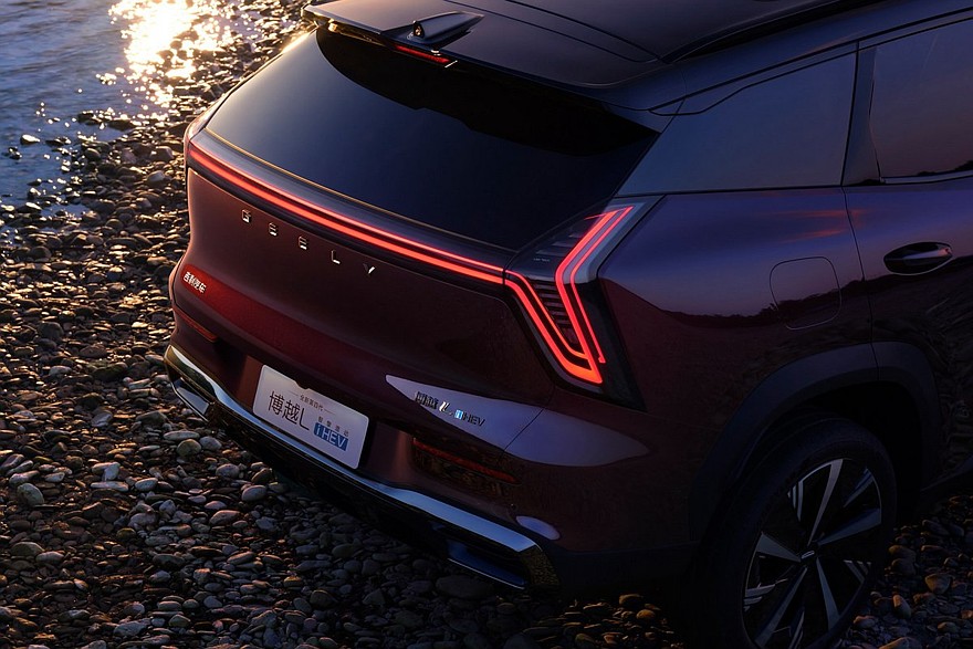 Гибридный Geely Boyue L i-HEV