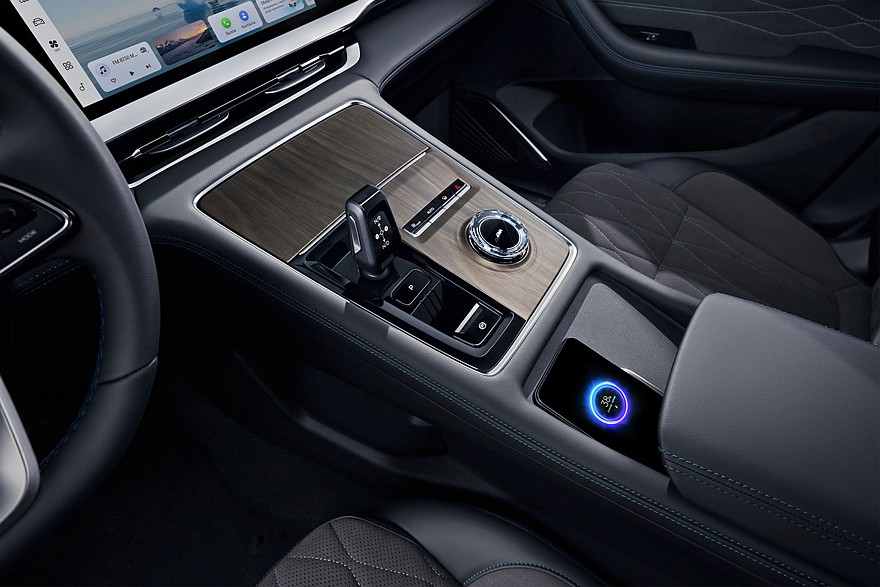 Geely Monjaro с обновлённым салоном и адаптивной подвеской в России: объявлена цена