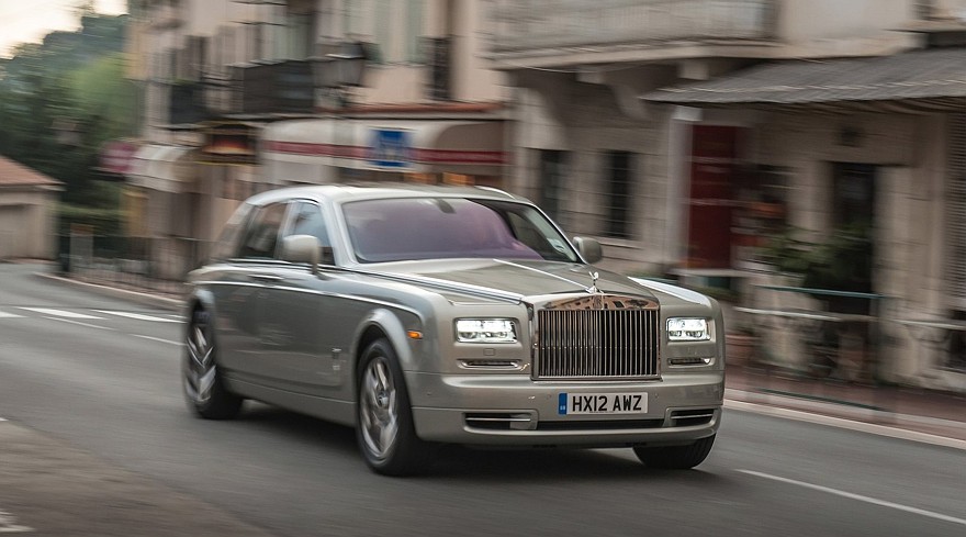 Передняя сторона Rolls-Royce Phantom