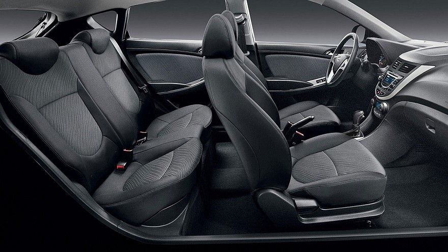 На фото: Интерьер Hyundai Solaris Hatchback '2014–16
