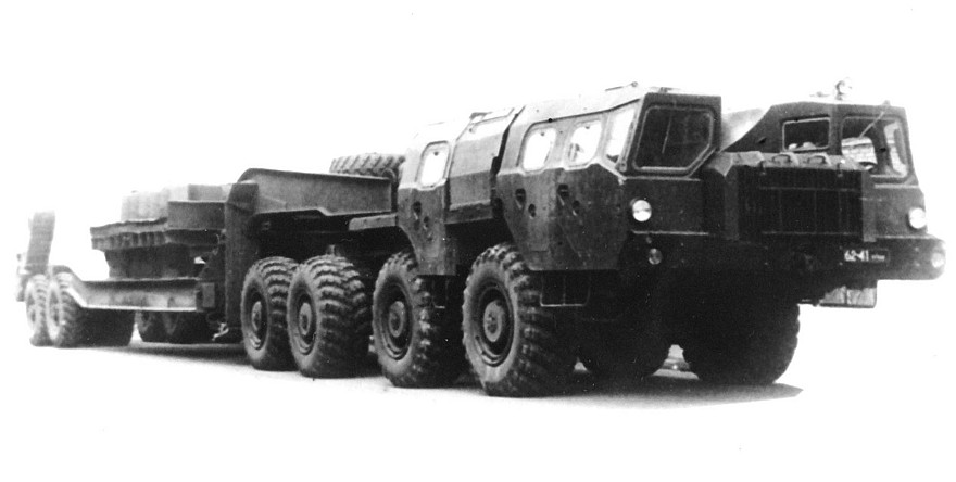 Тягач МАЗ-74101 с третьей кабиной и войсковым полуприцепом МАЗ-5247Г