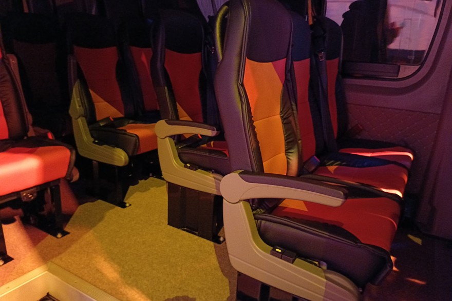 На фото: салон Sollers SF7