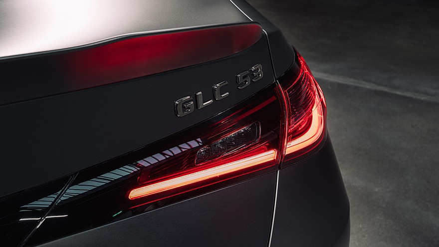 На фото: кросс-купе Mercedes-AMG GLC 53 4Matic+ с пакетом Golden Accents