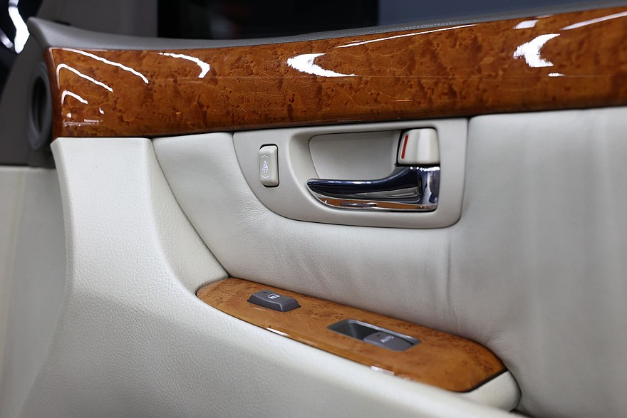 Обильная отделка деревом – это действительно натуральный шпон, а не имитация