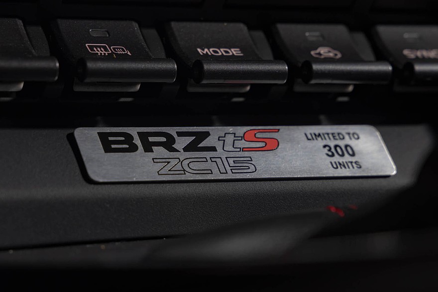 На фото: салон Subaru BRZ ZC15