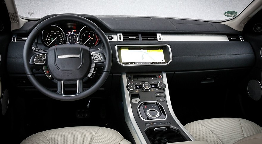 На фото: Range Rover Evoque текущего поколения