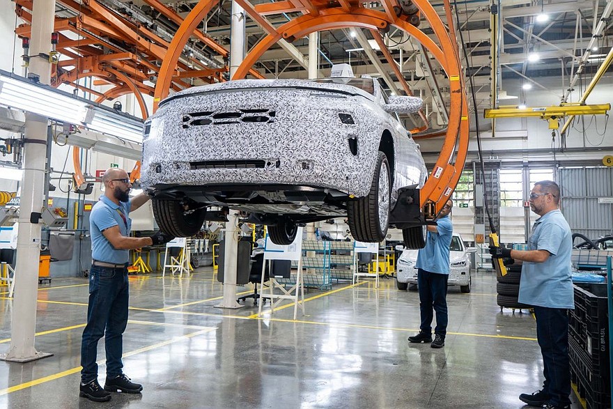 Кроссовер Chevrolet Sonic. О модели на заднем плане в GM информации не предоставили