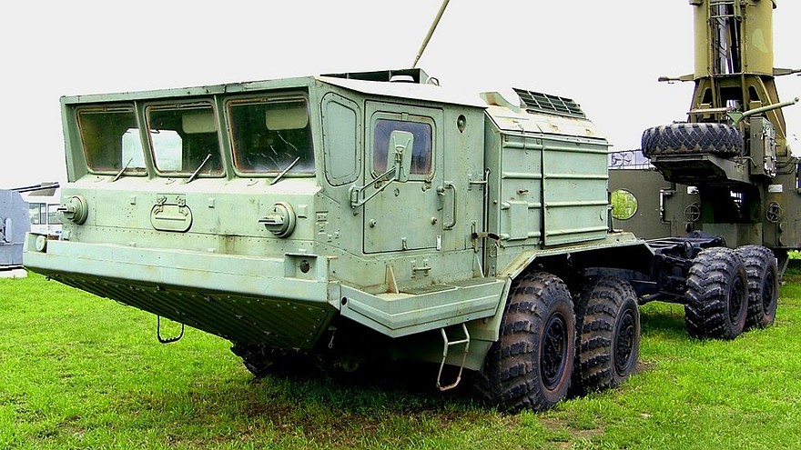Военный автомобиль-шасси БАЗ-6950 с пластиковой кабиной (фото К. Дунаева)