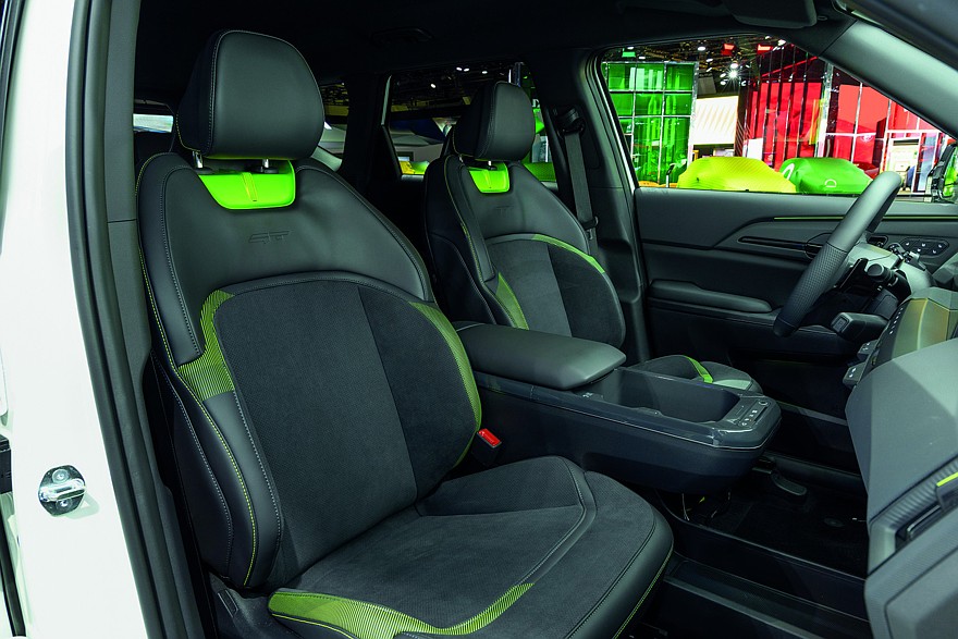 На фото: салон Kia EV5 GT