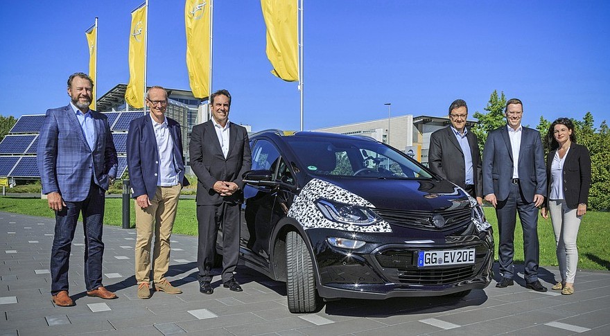 M und Opel Vortsand präsentieren den neuen Opel Ampera der sich noch im Teststadium befindet