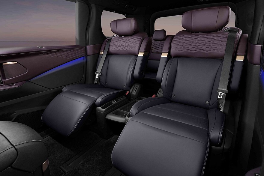 Стандартный новый Nissan Elgrand, предсерийный образец