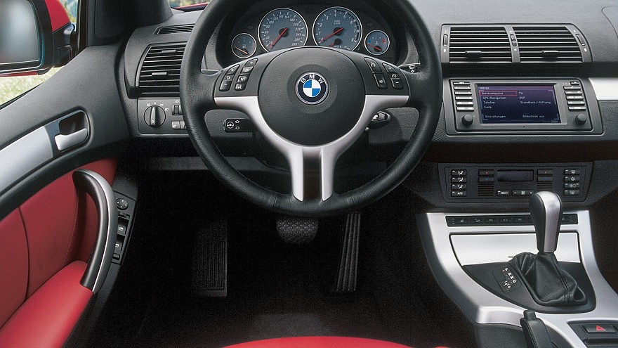 На фото: Торпедо BMW X5 4.6is (E53) '2002–03