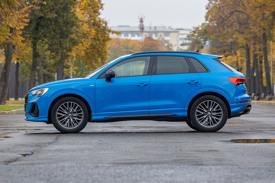 Красное знамя против четырёх колец: сравнительный тест Hongqi HS3 и Audi Q3