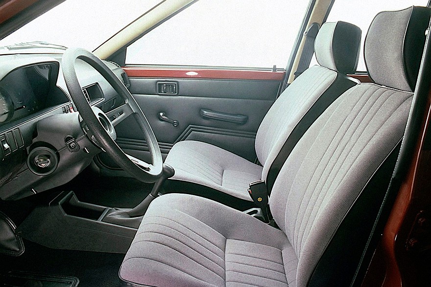 Интерьер изо всех сил пытался выглядеть по-альфовски. Не получилось