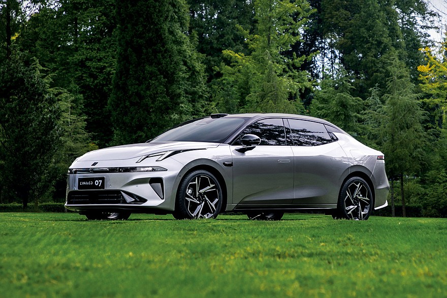 Актуальный седан Lynk & Co 07