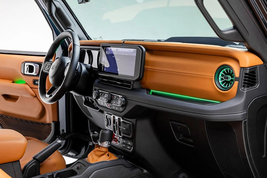 На фото: салон Rezvani Tank третьего поколения