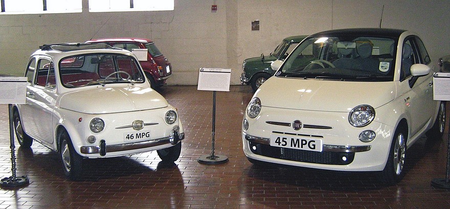 Fiat Nuova 500 1966 года и Fiat 500 2008 года рядом