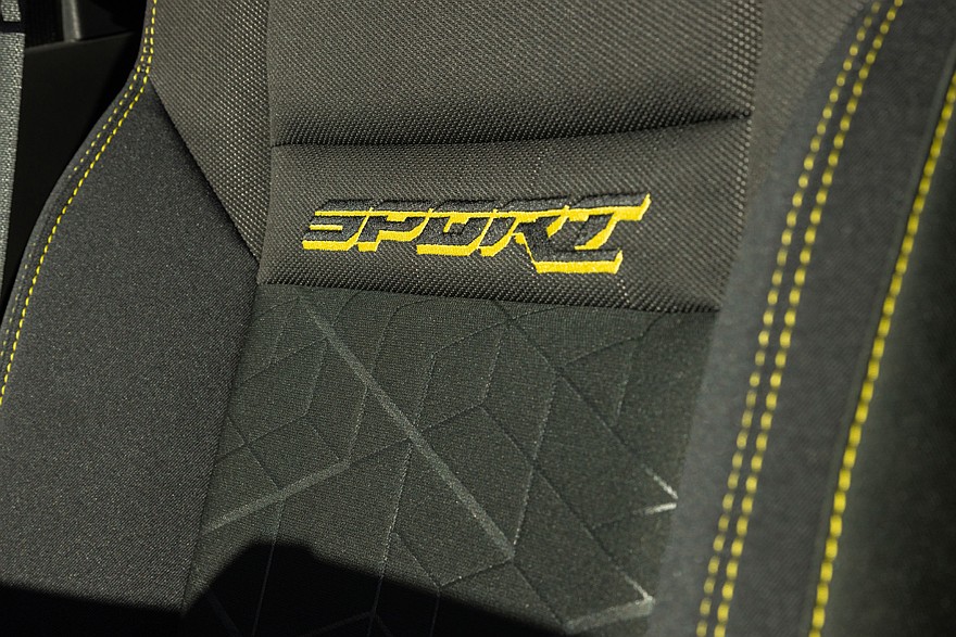 На фото: салон Nissan Frontier Sport Edition