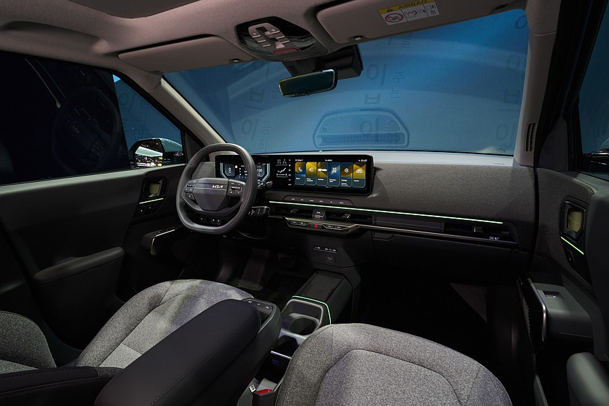 На фото: салон Kia EV2