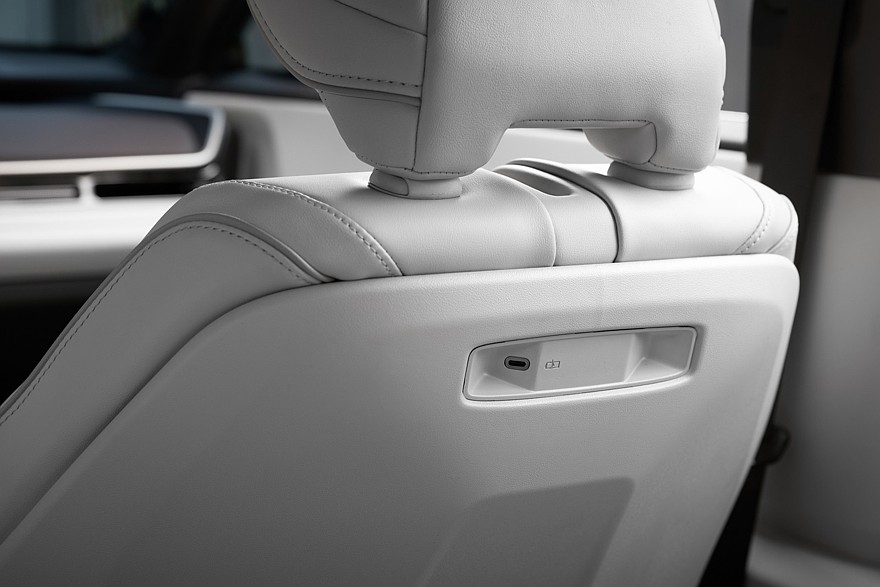 На фото: салон Toyota Highlander нового поколения