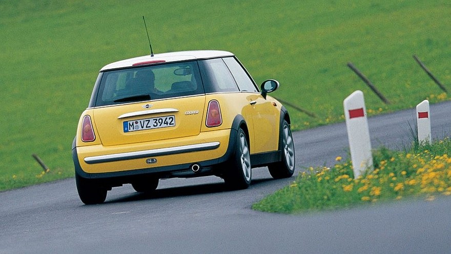 Mini Cooper (R50) '2001–04 жёлтый вид сзади
