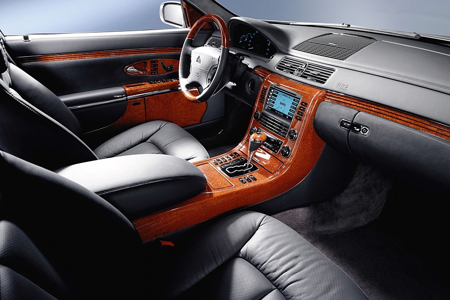 Рабочее место водителя (именно так) визуально навевало ассоциации с W220. Но это обманчивое впечатление