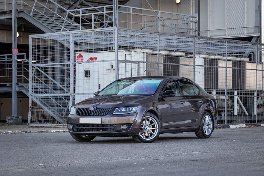 Skoda Octavia A7 с пробегом: ржавые пороги, дыры в дверях и комфортный салон из пластика