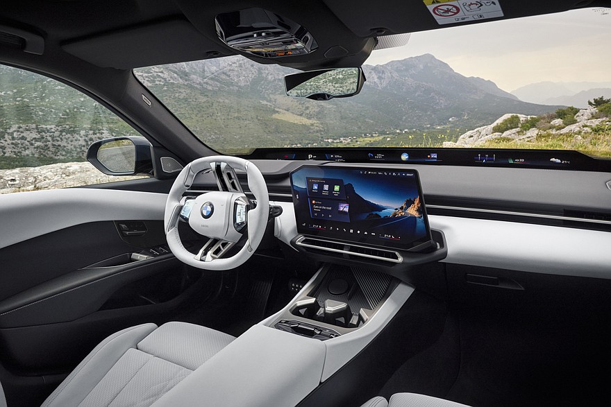 На фото: салон BMW 320
