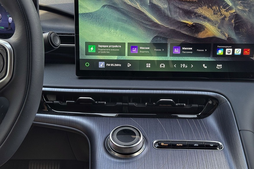 Зарядить быстрее, чем настроить: тест-драйв Geely EX5