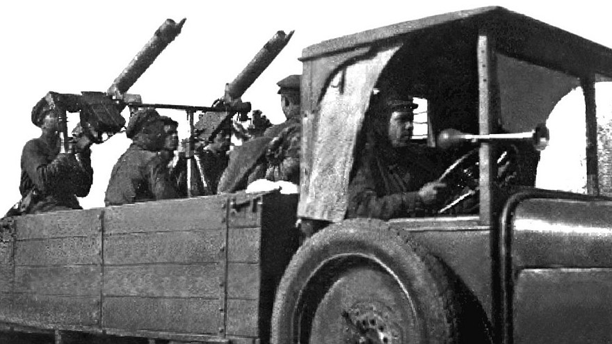Спаренная зенитная пулеметная установка в кузове АМО-Ф-15 (кинокадр)