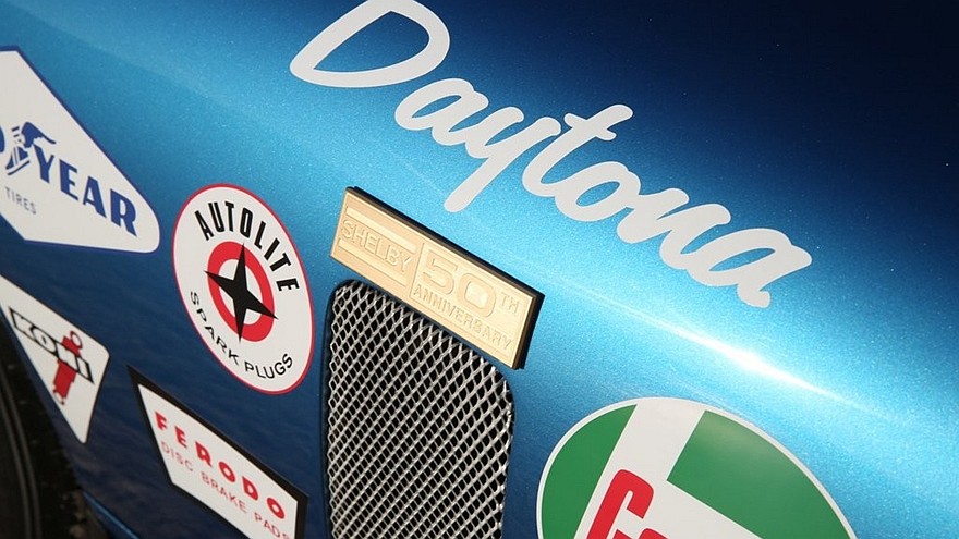 На фото: юбилейная табличка на Shelby Cobra Daytona
